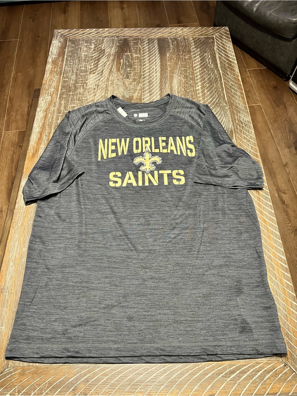 NFL Team Apparel Men’s New Orleans Saints Gray Team Tee with Gold Logo